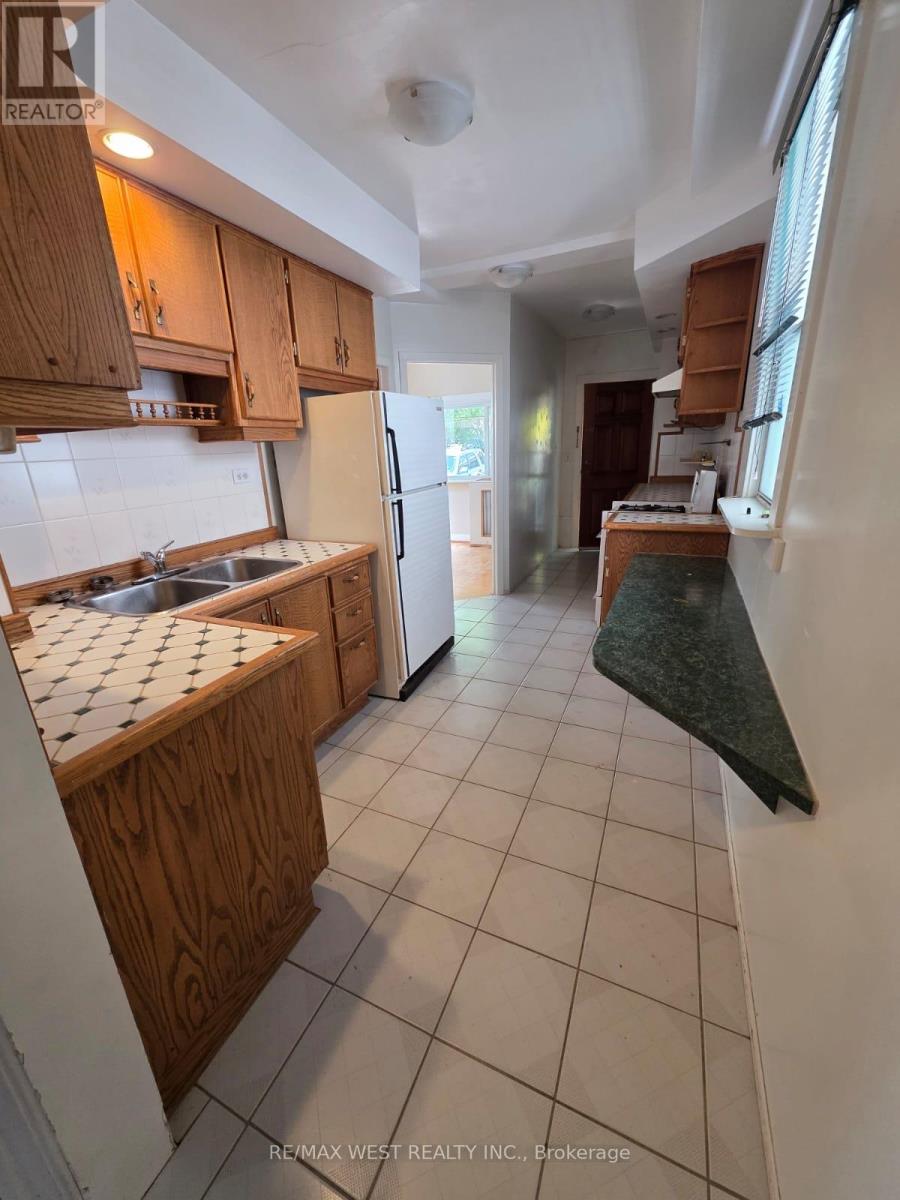 160 King Edward Avenue, Toronto, Ontario  M4C 5J8 - Photo 5 - E12157437