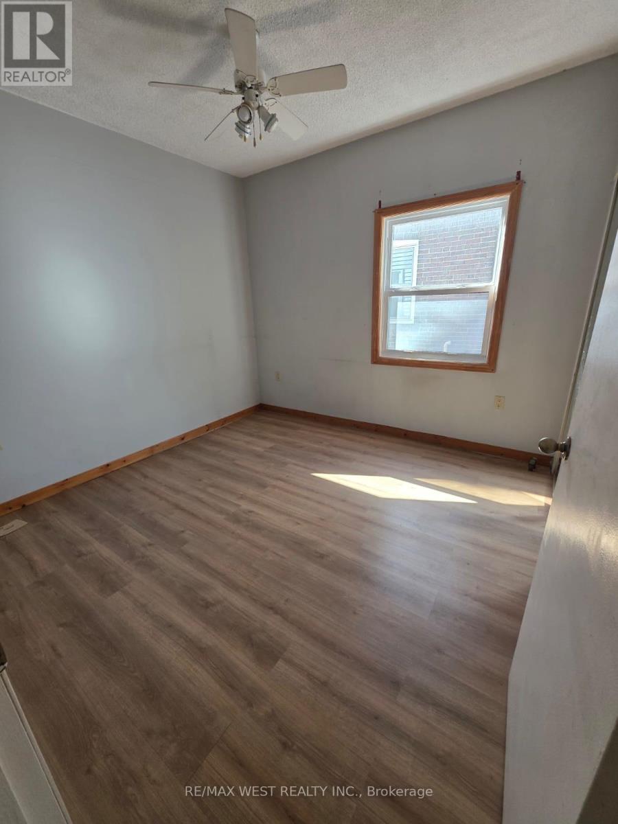 160 King Edward Avenue, Toronto, Ontario  M4C 5J8 - Photo 9 - E12157437