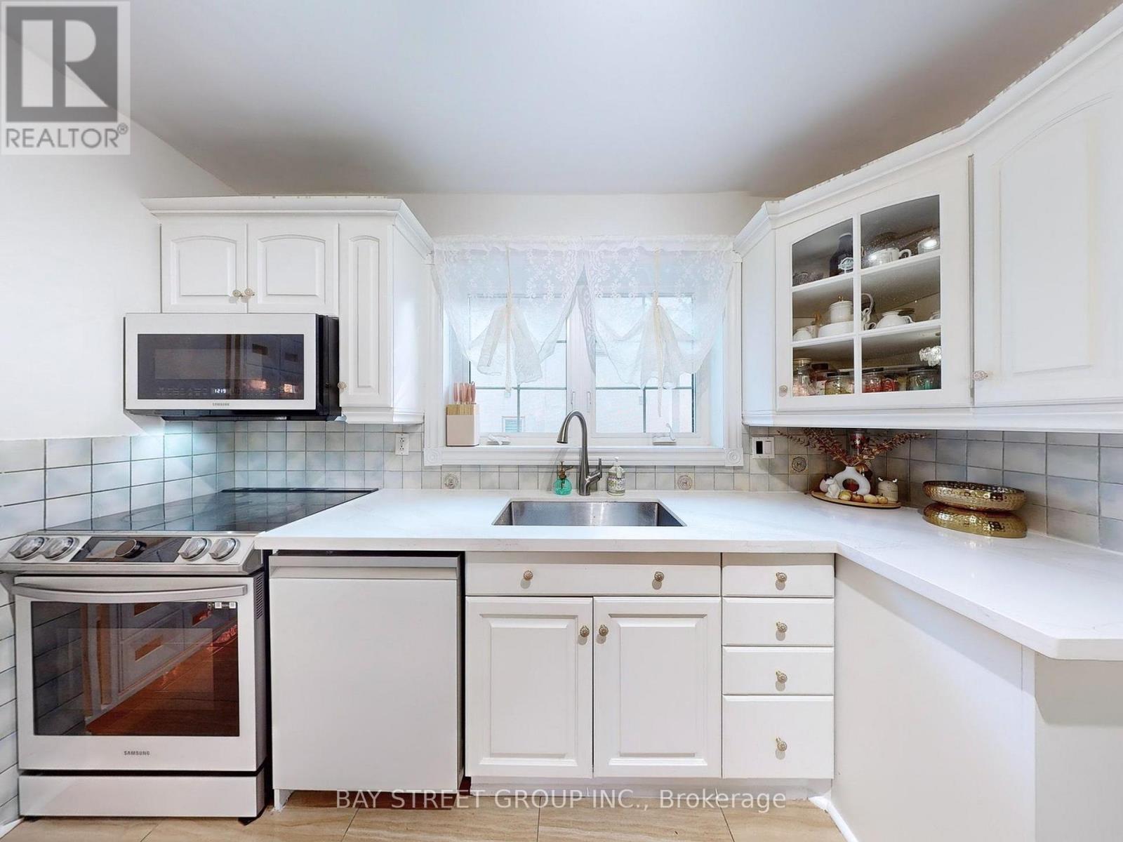 45 Enfield Avenue, Toronto, Ontario  M8W 1T6 - Photo 6 - W12157438