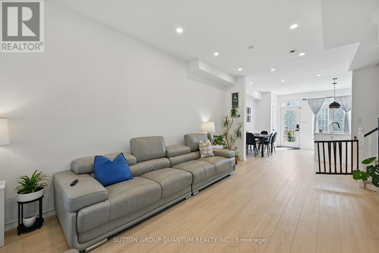 180 Glenashton Drive, Oakville, Ontario  L6H 6H6 - Photo 4 - W12157471