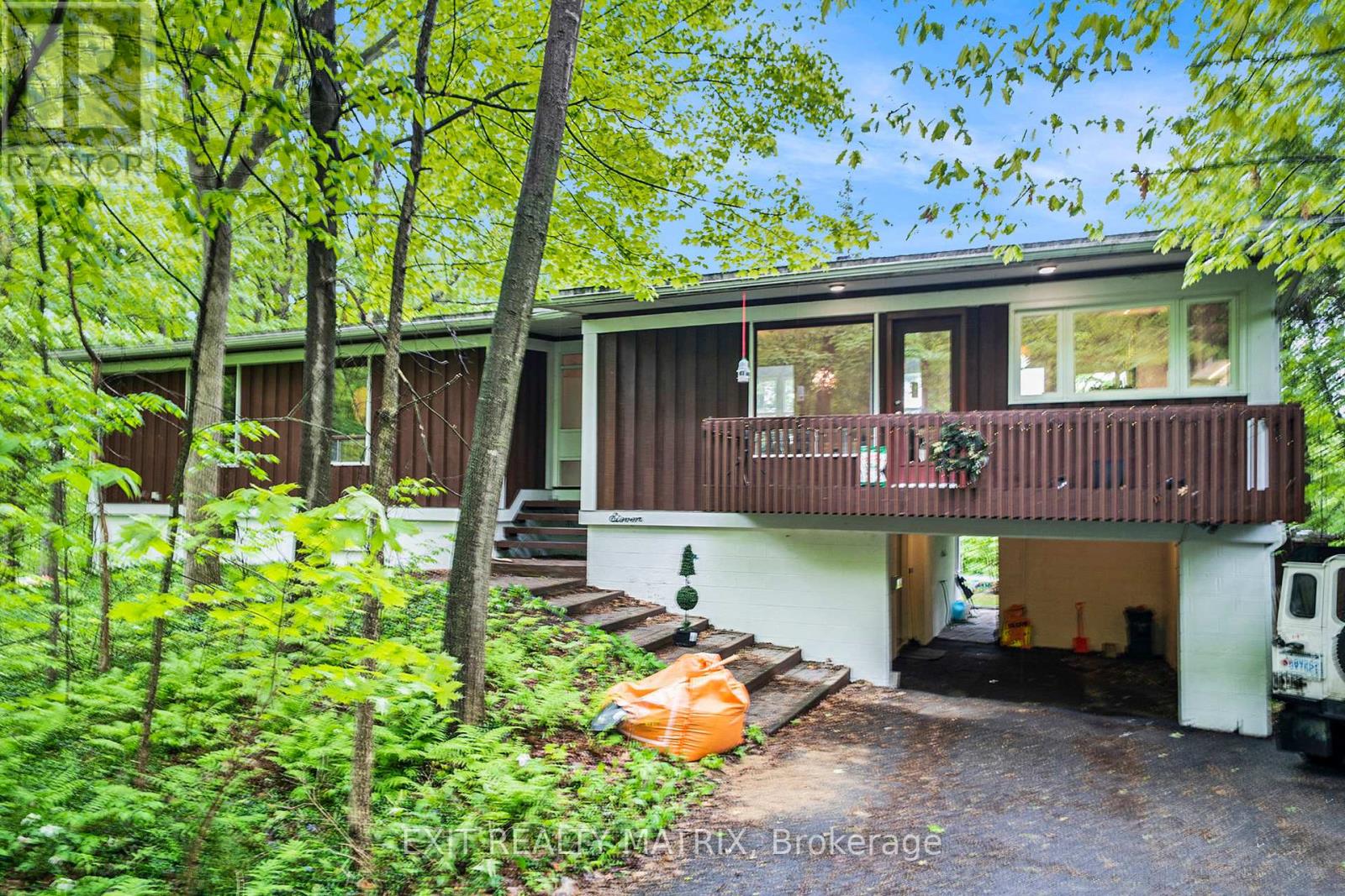 11 Kindle Court, Ottawa, Ontario  K1J 6E1 - Photo 2 - X12157493