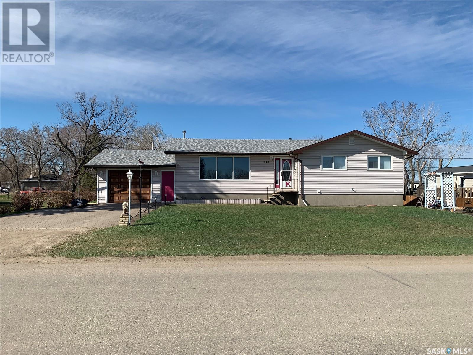 305 Railway AVENUE, Midale, Saskatchewan