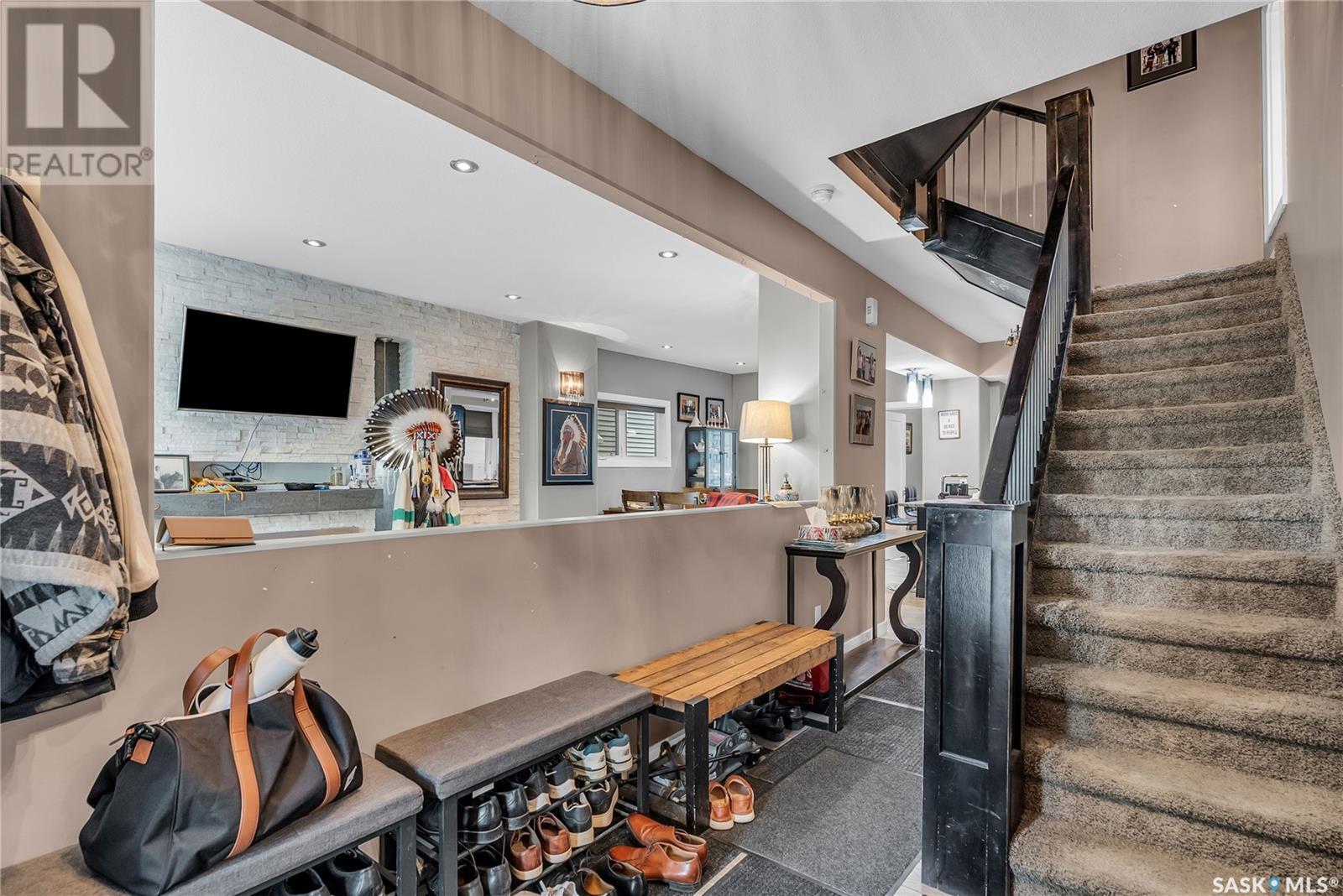 Property at 727 6th AVENUE N image 3