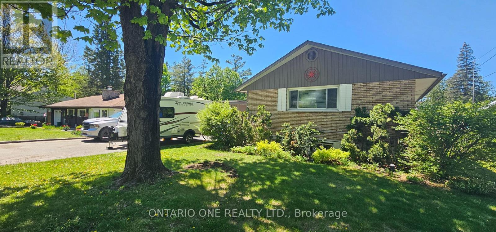 355 Greavette Street, Gravenhurst, Ontario P1P 1G6 - Photo 2 - X12041942