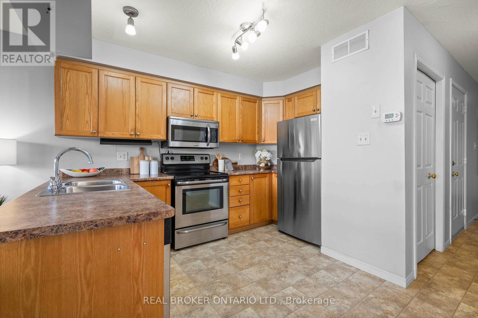 4 Mountain Laurel Crescent, Kitchener, Ontario  N2E 3X2 - Photo 6 - X12147078
