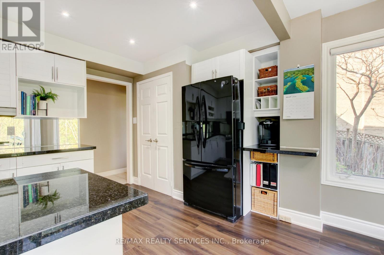 25 Brookbank Court, Brampton, Ontario  L6Z 3G4 - Photo 9 - W12148028