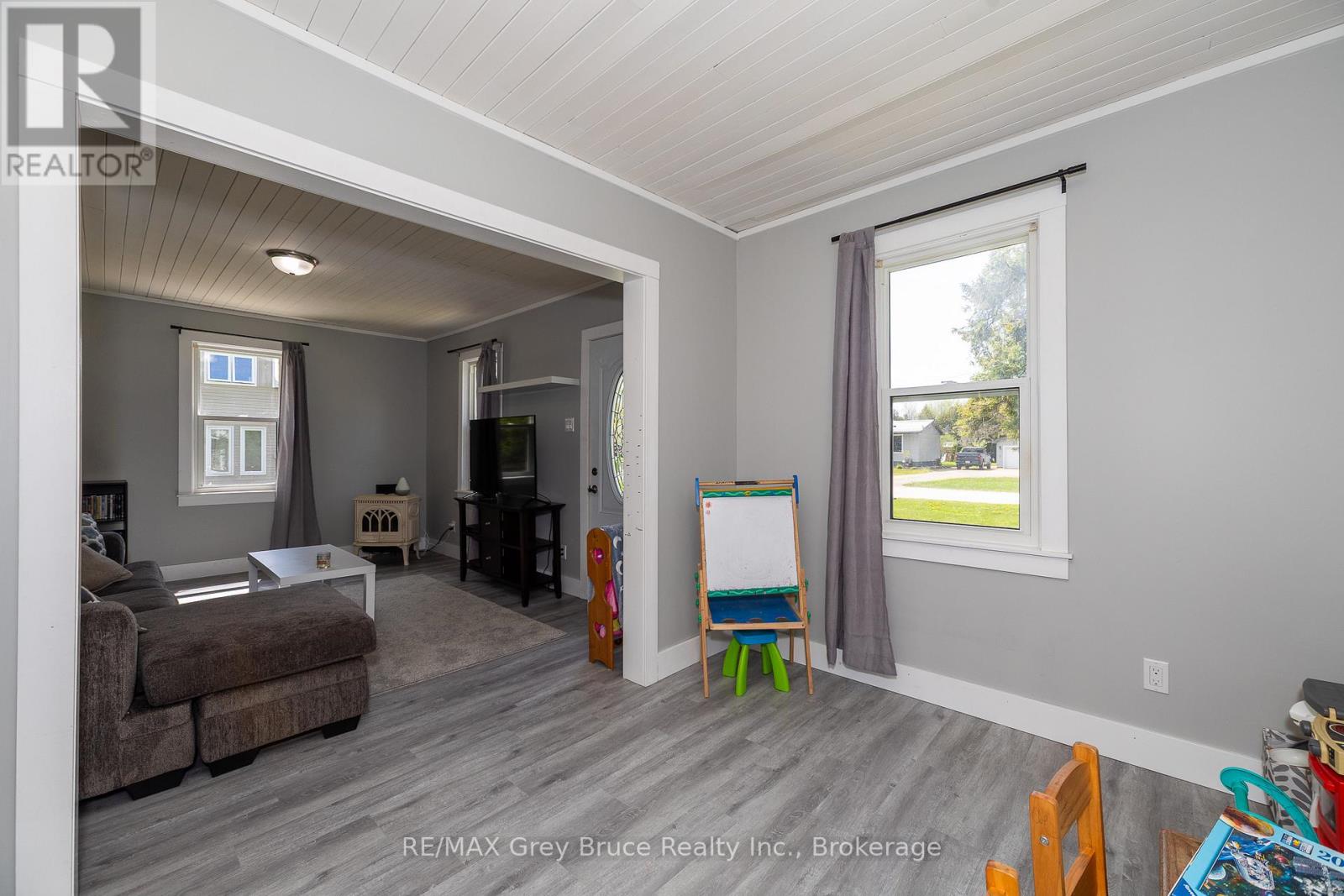 106 Spencer Street, South Bruce Peninsula, Ontario  N0H 1P0 - Photo 8 - X12157644