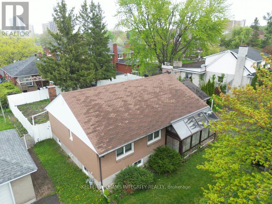 1077 Richard Avenue, Ottawa, Ontario  K1H 8C3 - Photo 3 - X12157655