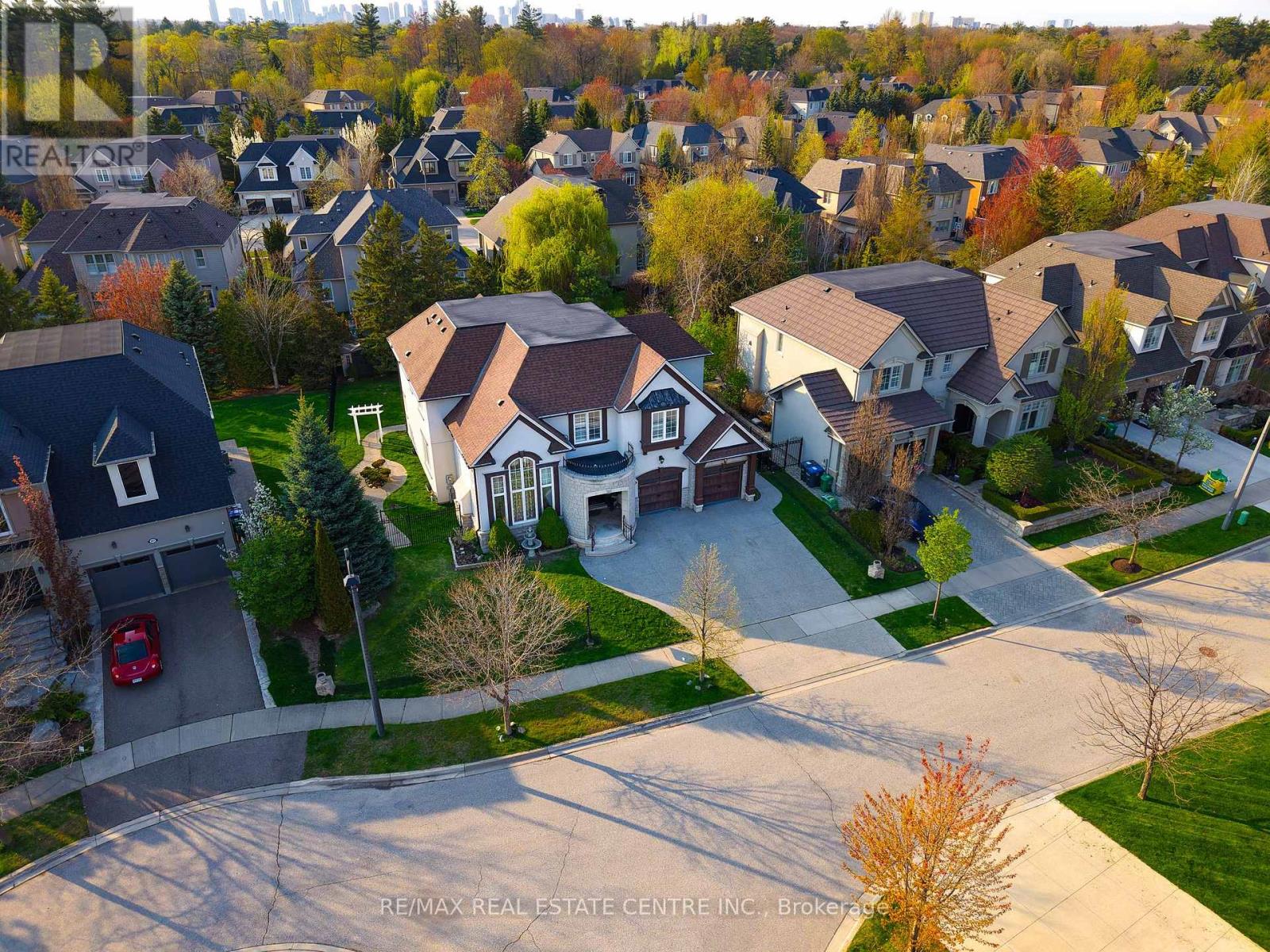645 Cranleigh Court, Mississauga, Ontario  L5H 4L4 - Photo 2 - W12149097