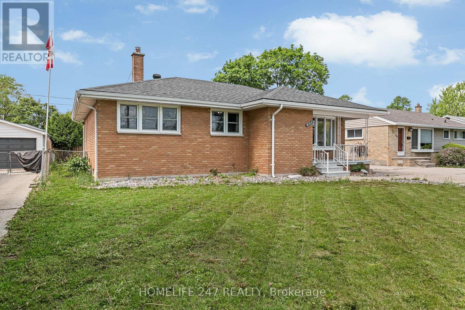 951 Riverdale Avenue, Windsor, Ontario  N8S 4C4 - Photo 4 - X12157673