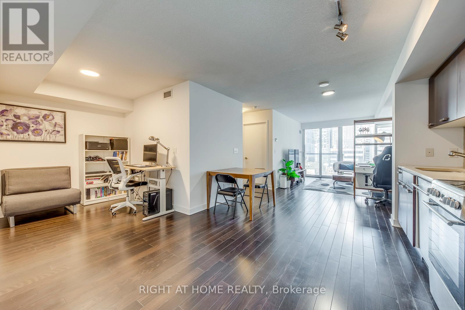 1306 - 295 Adelaide Street W, Toronto, Ontario  M5V 0L4 - Photo 4 - C12157679