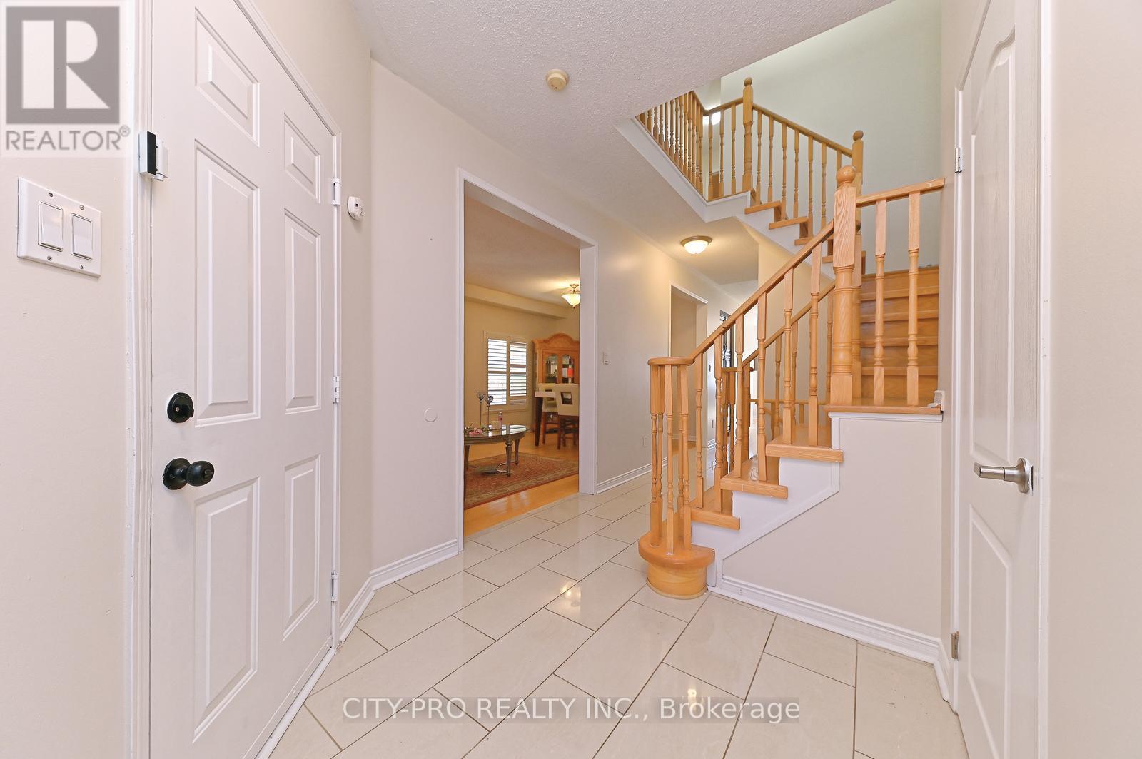 7302 Rosehurst Drive, Mississauga, Ontario  L5N 8H1 - Photo 3 - W12148784