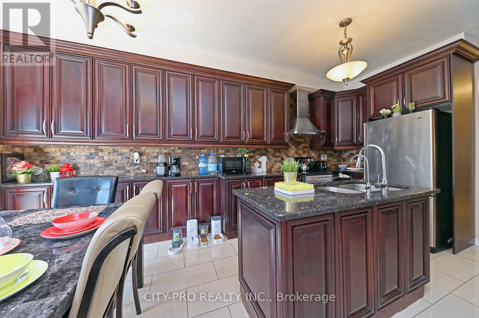 7302 Rosehurst Drive, Mississauga, Ontario  L5N 8H1 - Photo 12 - W12148784