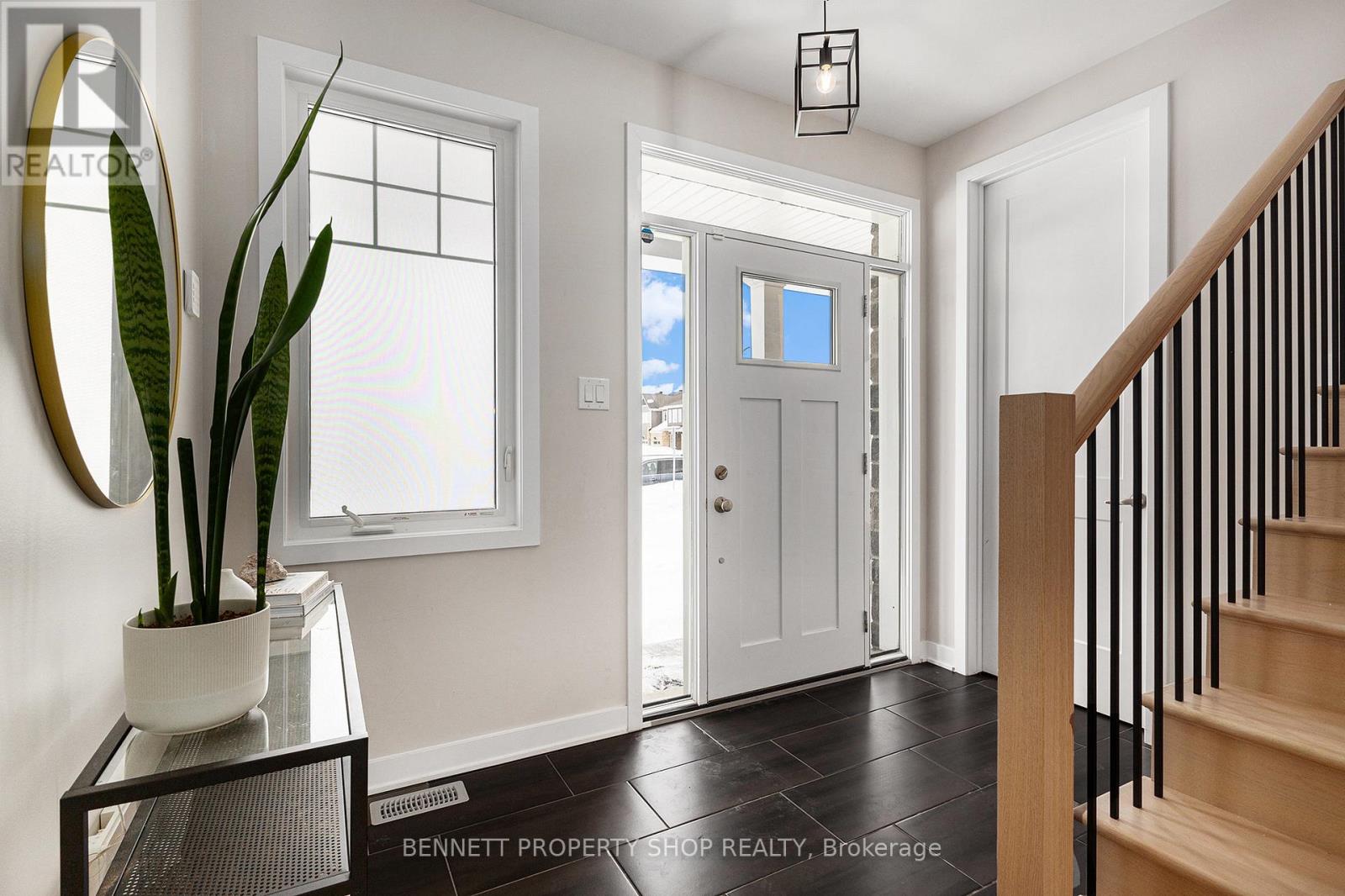 639 Terrier Circle, Ottawa, Ontario  K0A 2Z0 - Photo 2 - X12033329