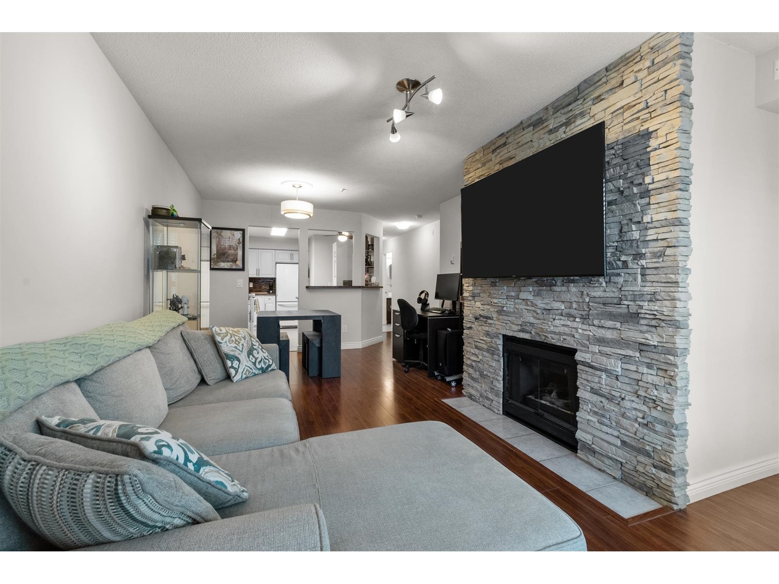 303 13860 70 Avenue, Surrey, British Columbia  V3W 0S1 - Photo 2 - R2982953