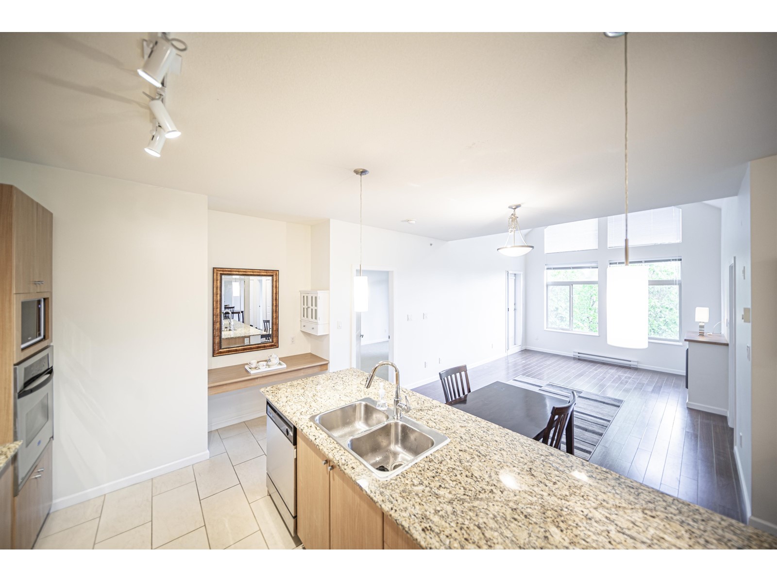 413 15322 101 Avenue, Surrey, British Columbia  V3R 4G9 - Photo 4 - R3003787