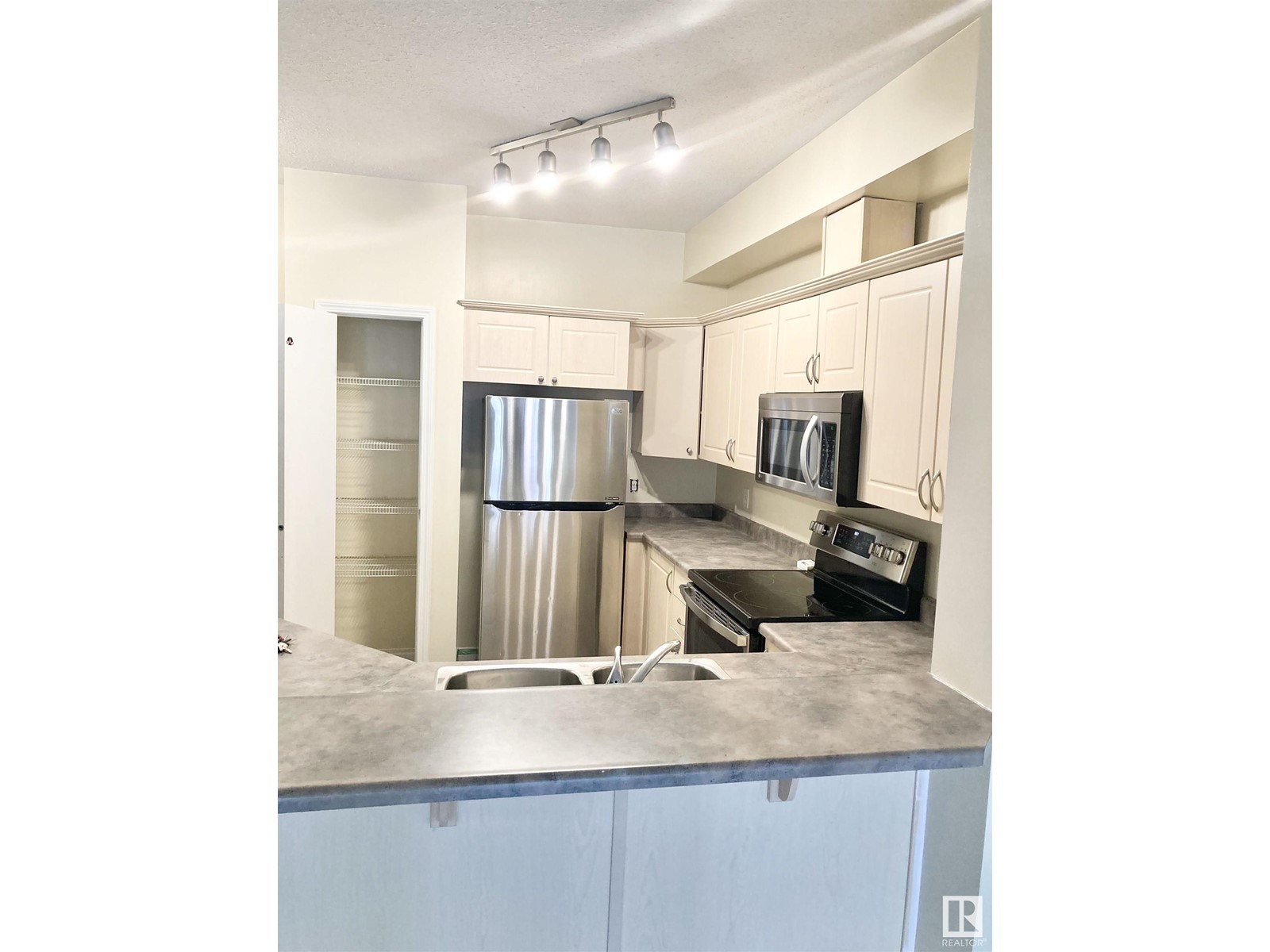 #315 4304 139 Av Nw, Edmonton, Alberta  T5Y 0H6 - Photo 3 - E4437338