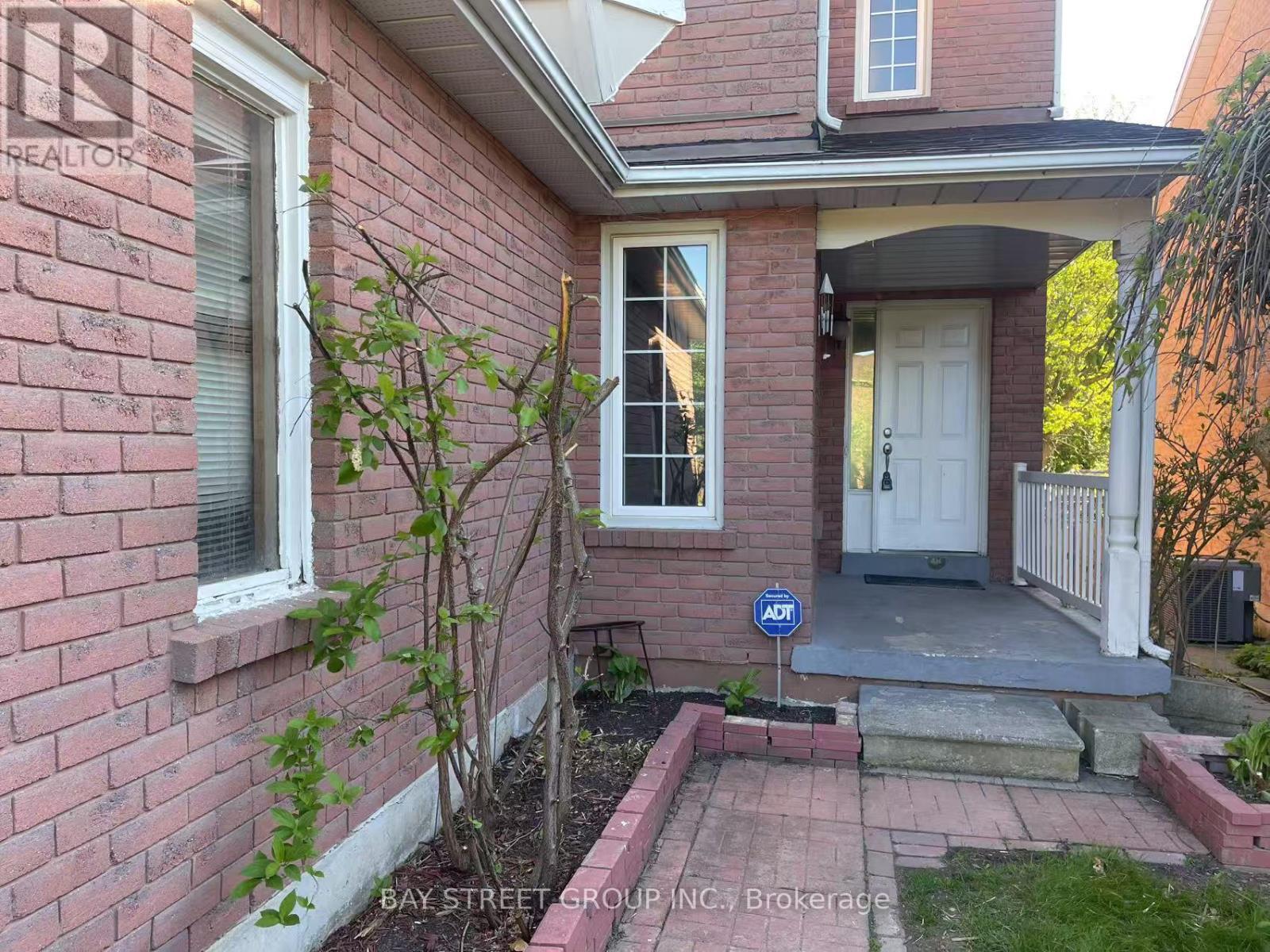 5751 Prairie Circle, Mississauga, Ontario  L5N 6B5 - Photo 2 - W12157764