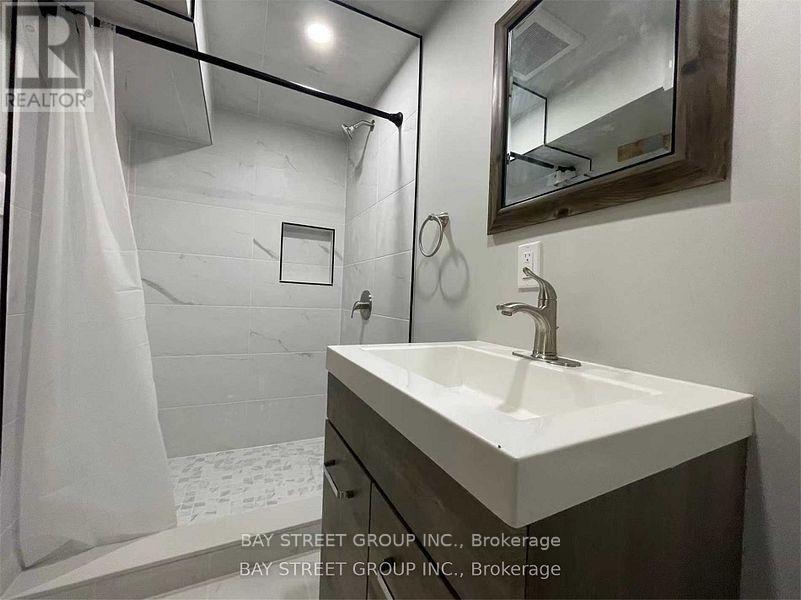 632 Ardleigh Crescent, Burlington, Ontario  L7L 4K8 - Photo 16 - W12157780