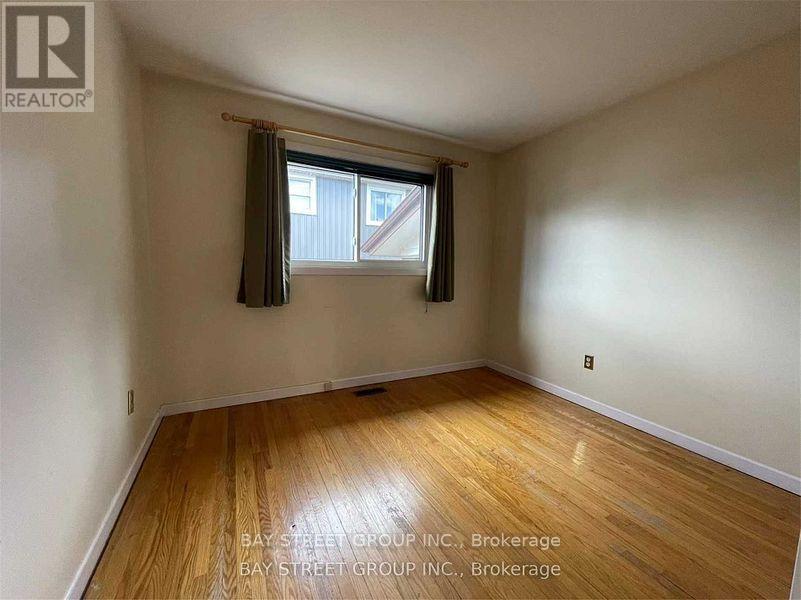 632 Ardleigh Crescent, Burlington, Ontario  L7L 4K8 - Photo 9 - W12157780