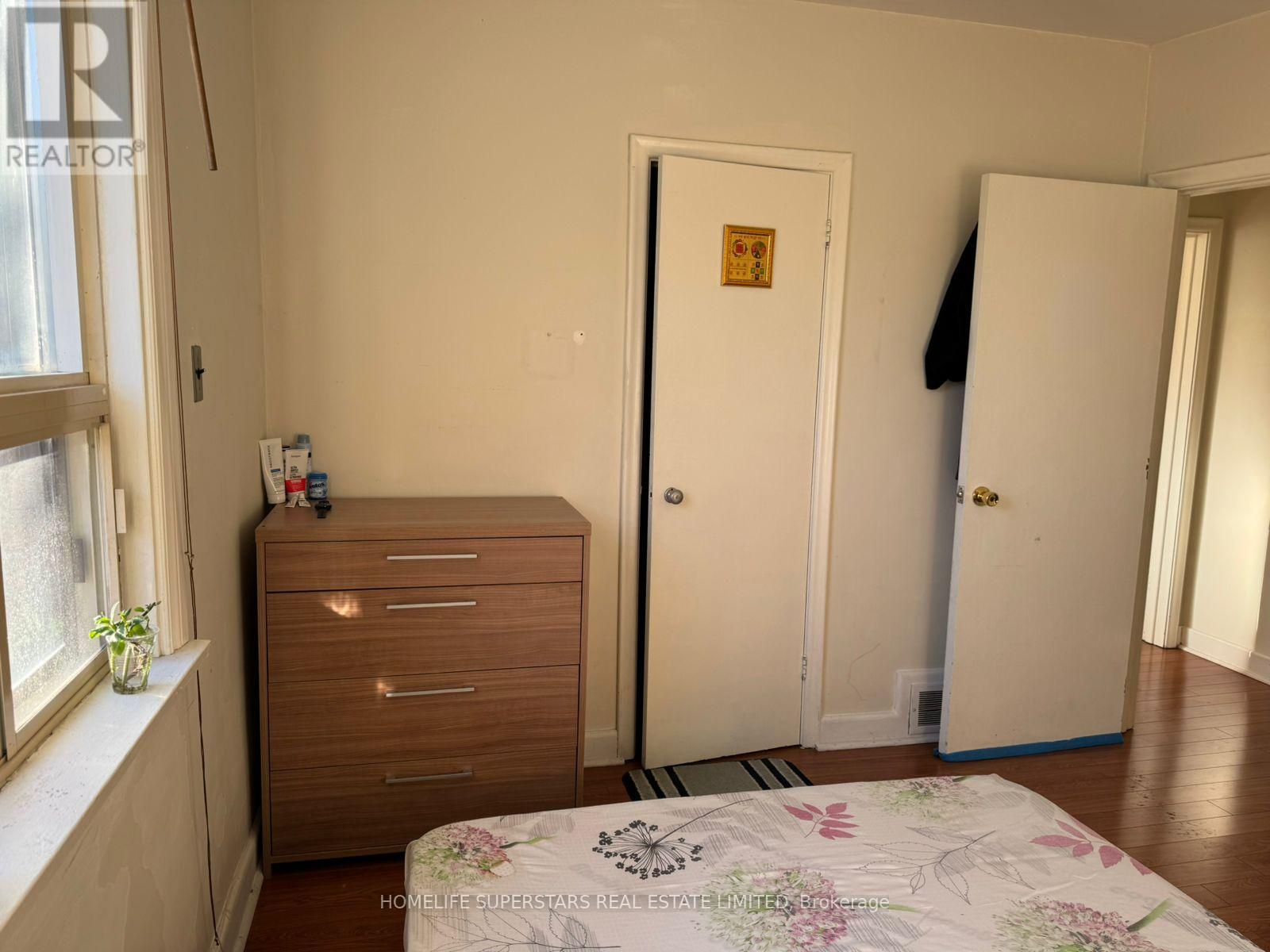 918 Islington (Main Flr) Avenue, Toronto, Ontario  M8Z 4P3 - Photo 19 - W12157095