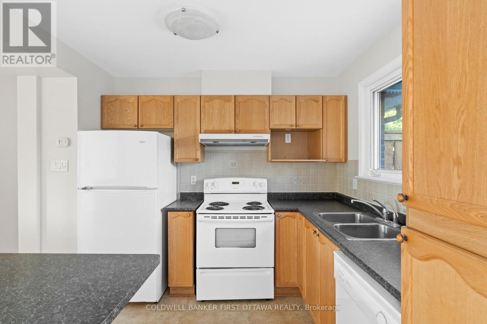 106 Monterey Drive, Ottawa, Ontario  K2H 7A8 - Photo 12 - X12157797