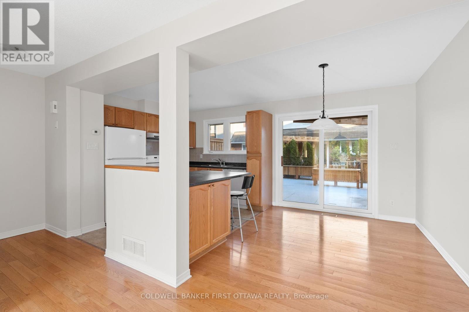 106 Monterey Drive, Ottawa, Ontario  K2H 7A8 - Photo 9 - X12157797