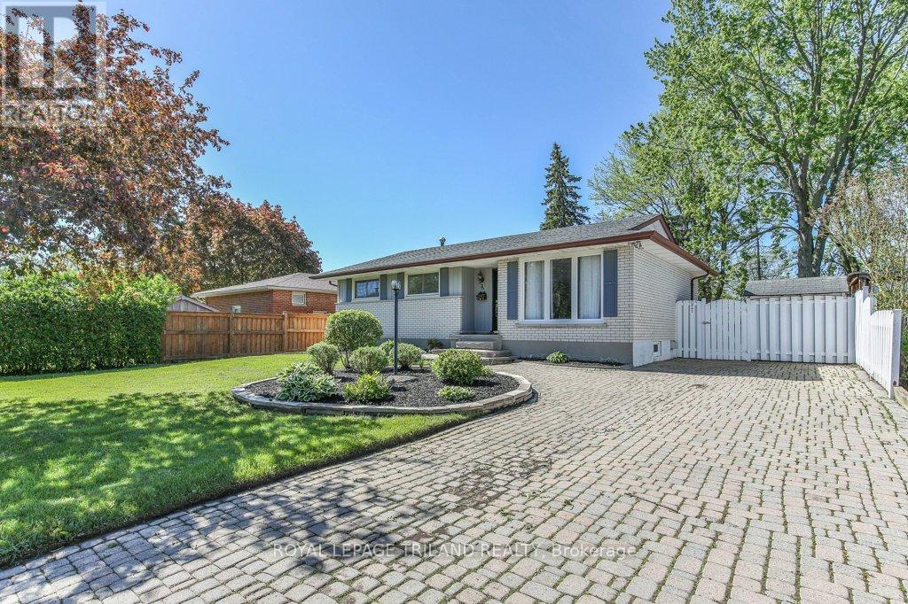Photo 2 of 42 for 76 Masson Court