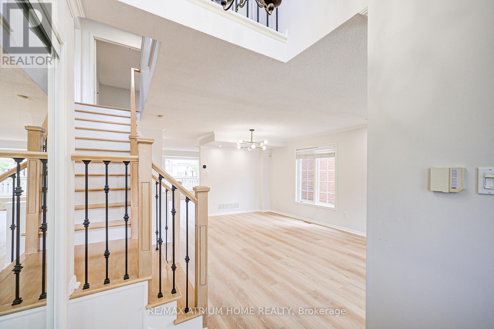 2293 Oakhaven Drive, Oakville, Ontario  L6M 3Y9 - Photo 3 - W12157811