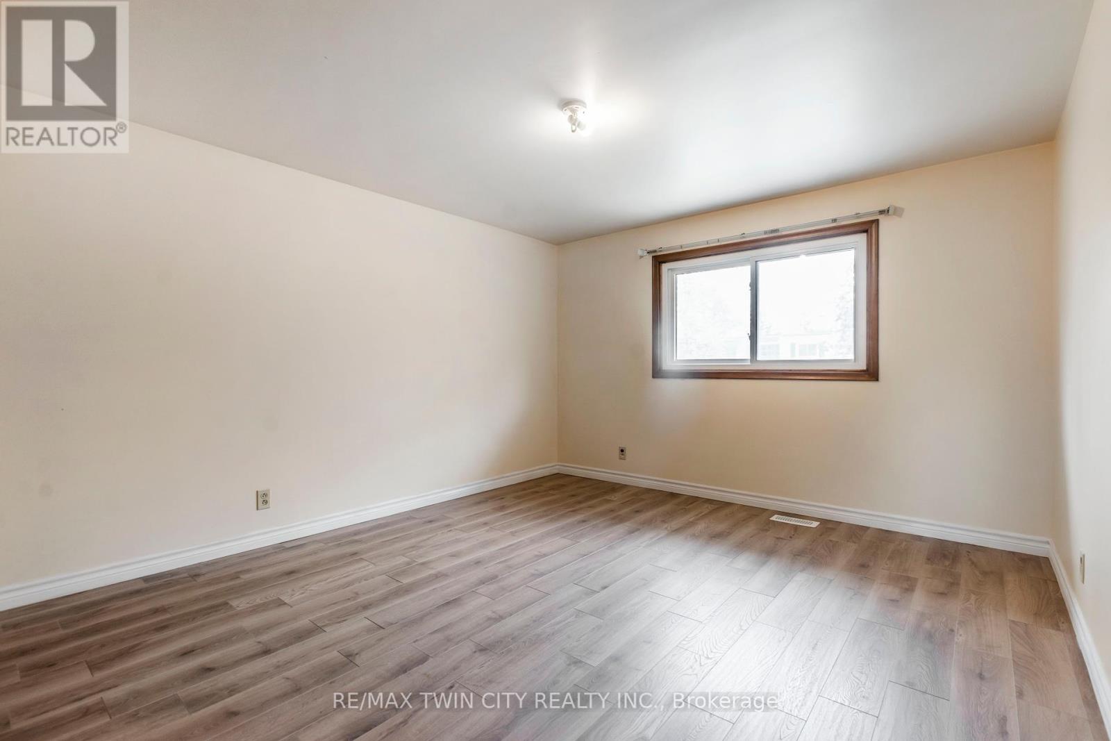 413 Carson Drive, Kitchener, Ontario  N2B 2W5 - Photo 19 - X12157817