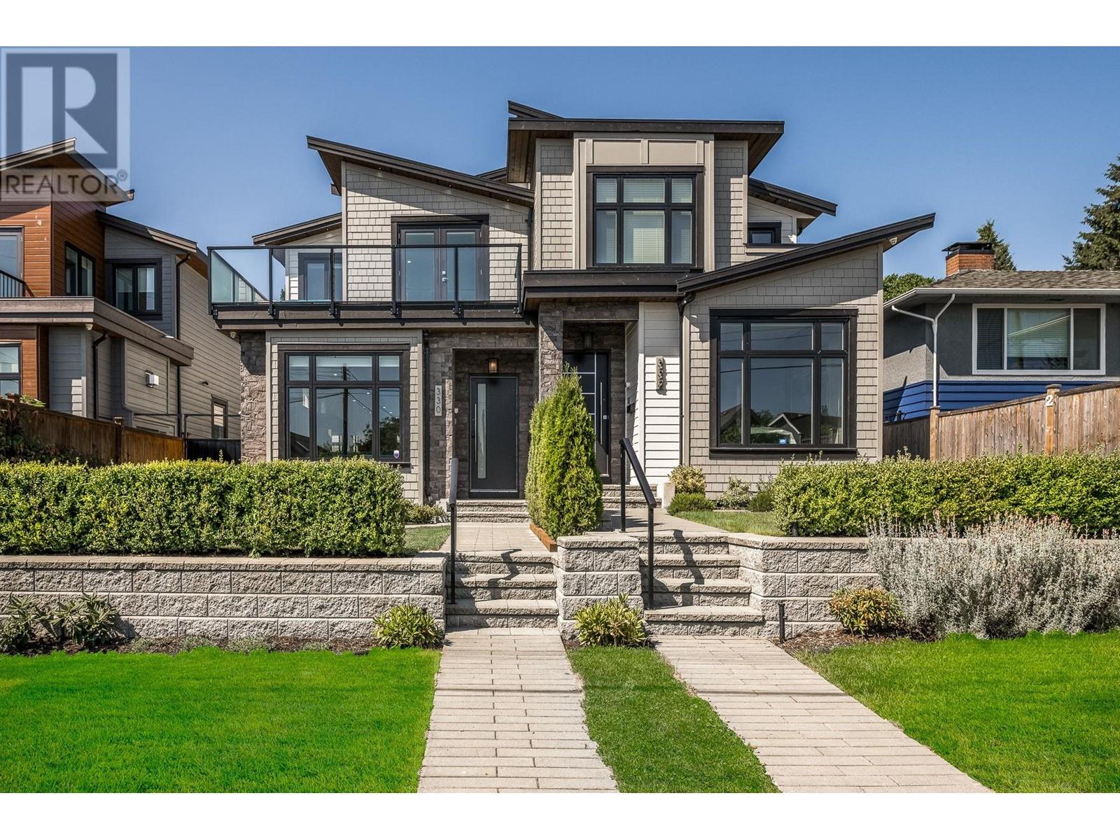 330 E 8TH STREET, North Vancouver, British Columbia