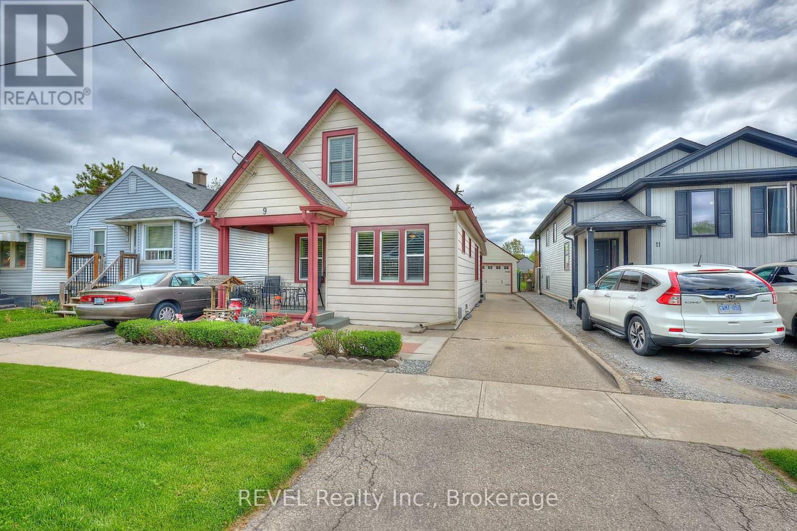 9 Edith Street, St. Catharines (Western Hill), Ontario  L2S 2P6 - Photo 2 - X12157895