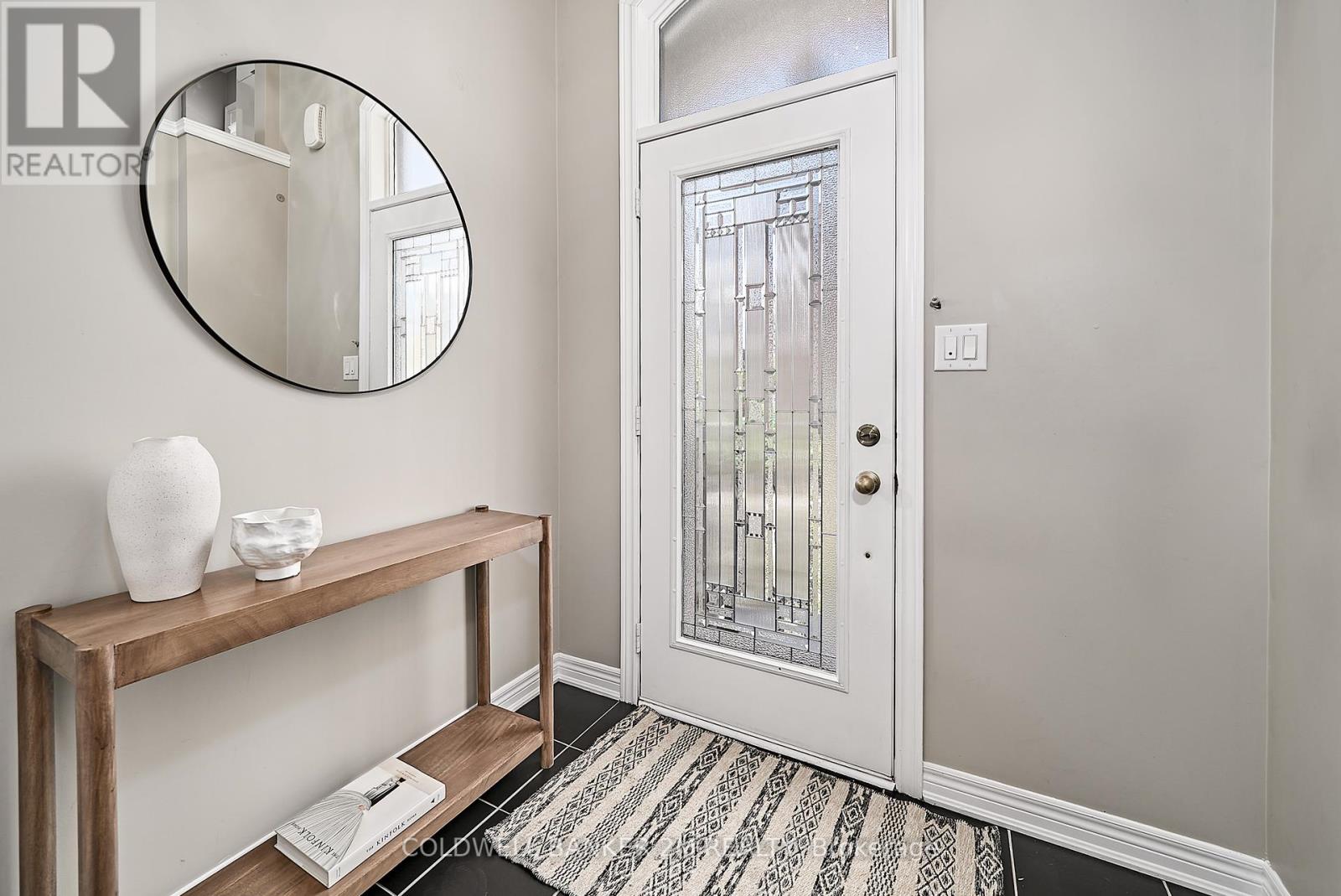 360 Doak Lane, Newmarket, Ontario  L3Y 0A7 - Photo 5 - N12157959