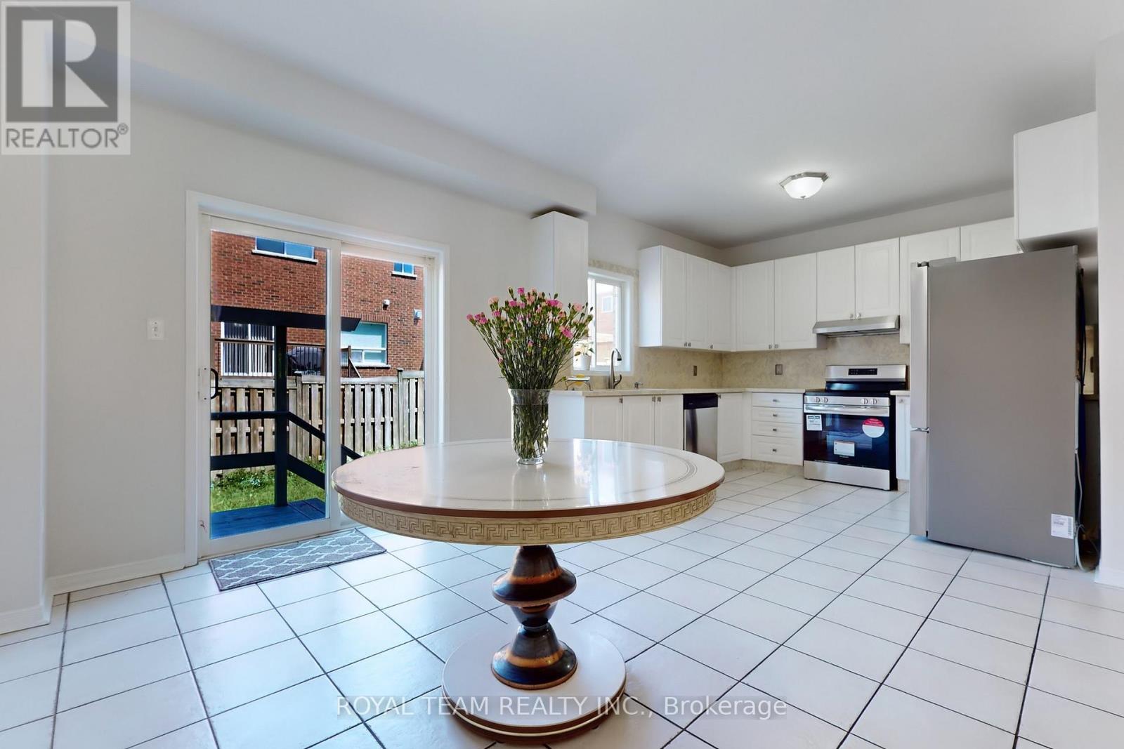 15 Bond Lake Park Street, Richmond Hill, Ontario  L4E 5C3 - Photo 10 - N12157905