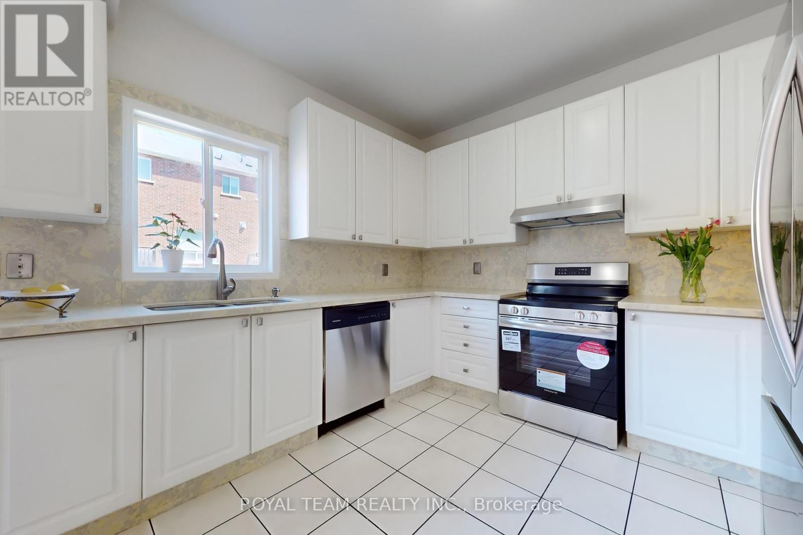 15 Bond Lake Park Street, Richmond Hill, Ontario  L4E 5C3 - Photo 11 - N12157905