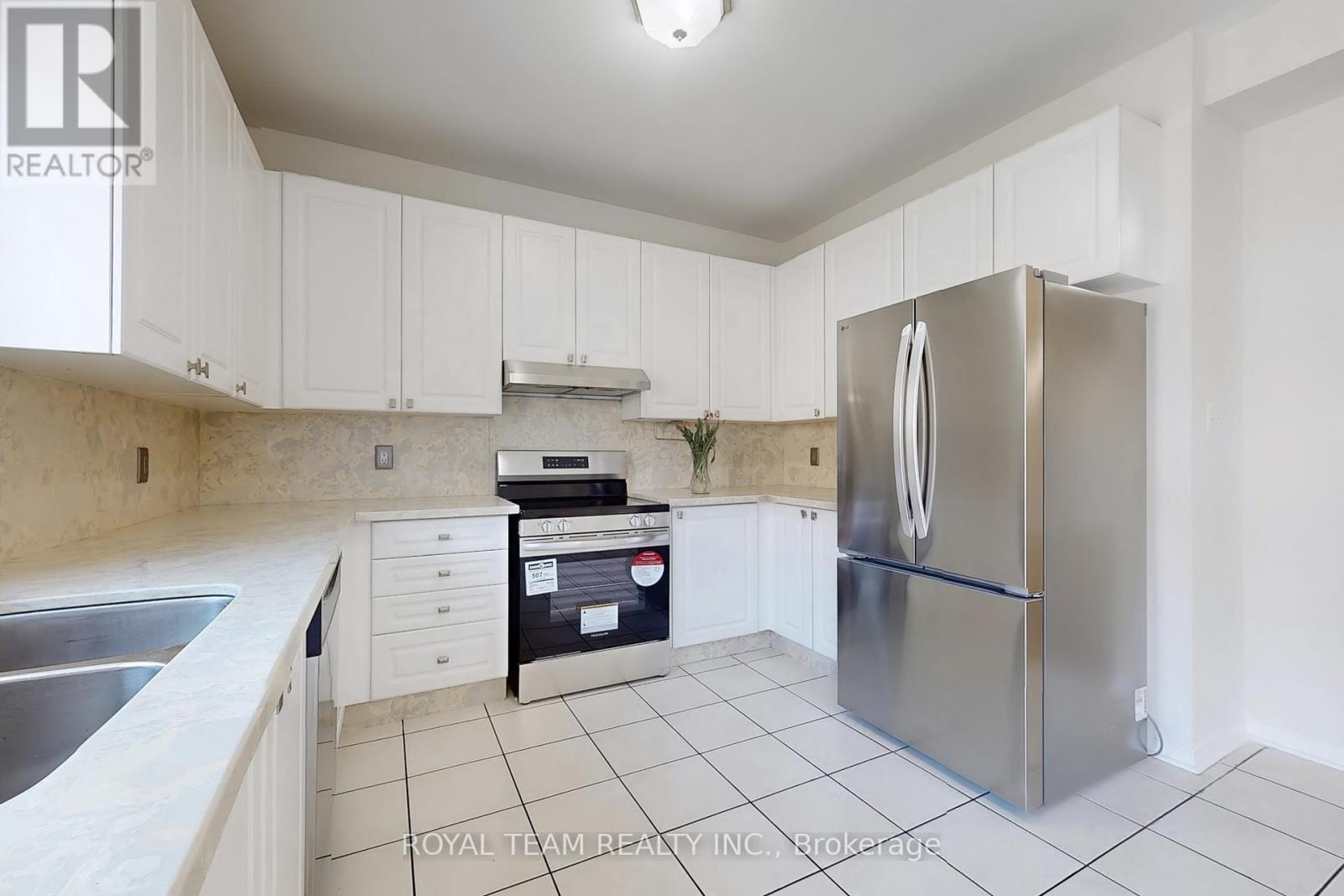 15 Bond Lake Park Street, Richmond Hill, Ontario  L4E 5C3 - Photo 12 - N12157905