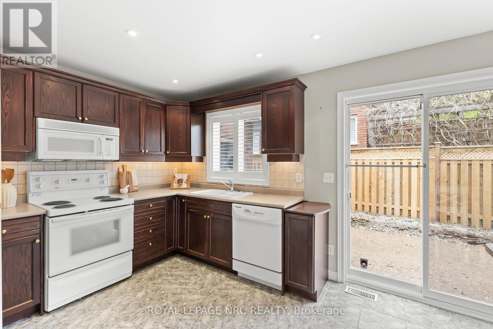 38 Baker Road, Grimsby (Grimsby East), Ontario  L3M 5H6 - Photo 14 - X12158004