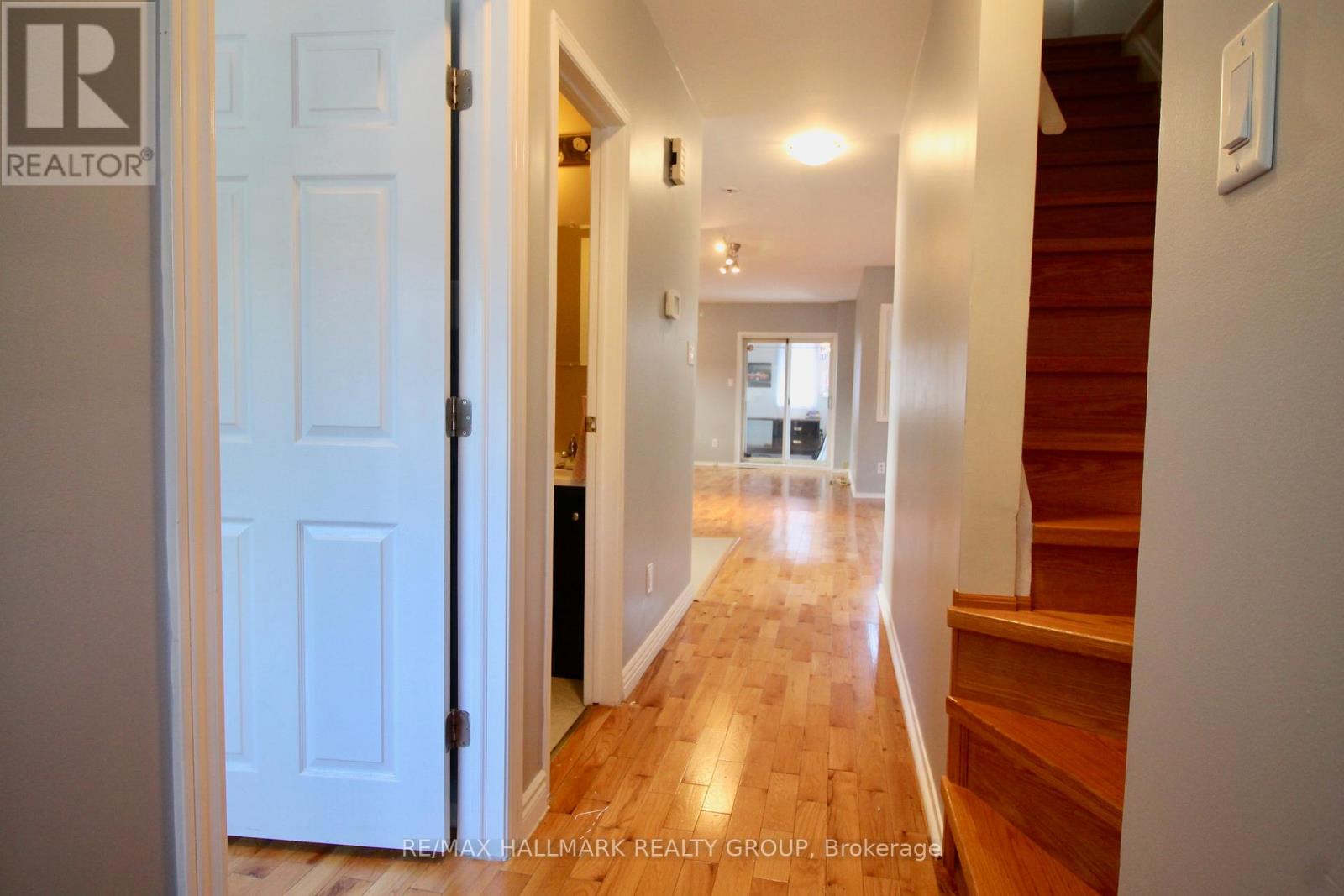255 Westhaven Crescent, Ottawa, Ontario  K1Z 7G4 - Photo 3 - X12158048