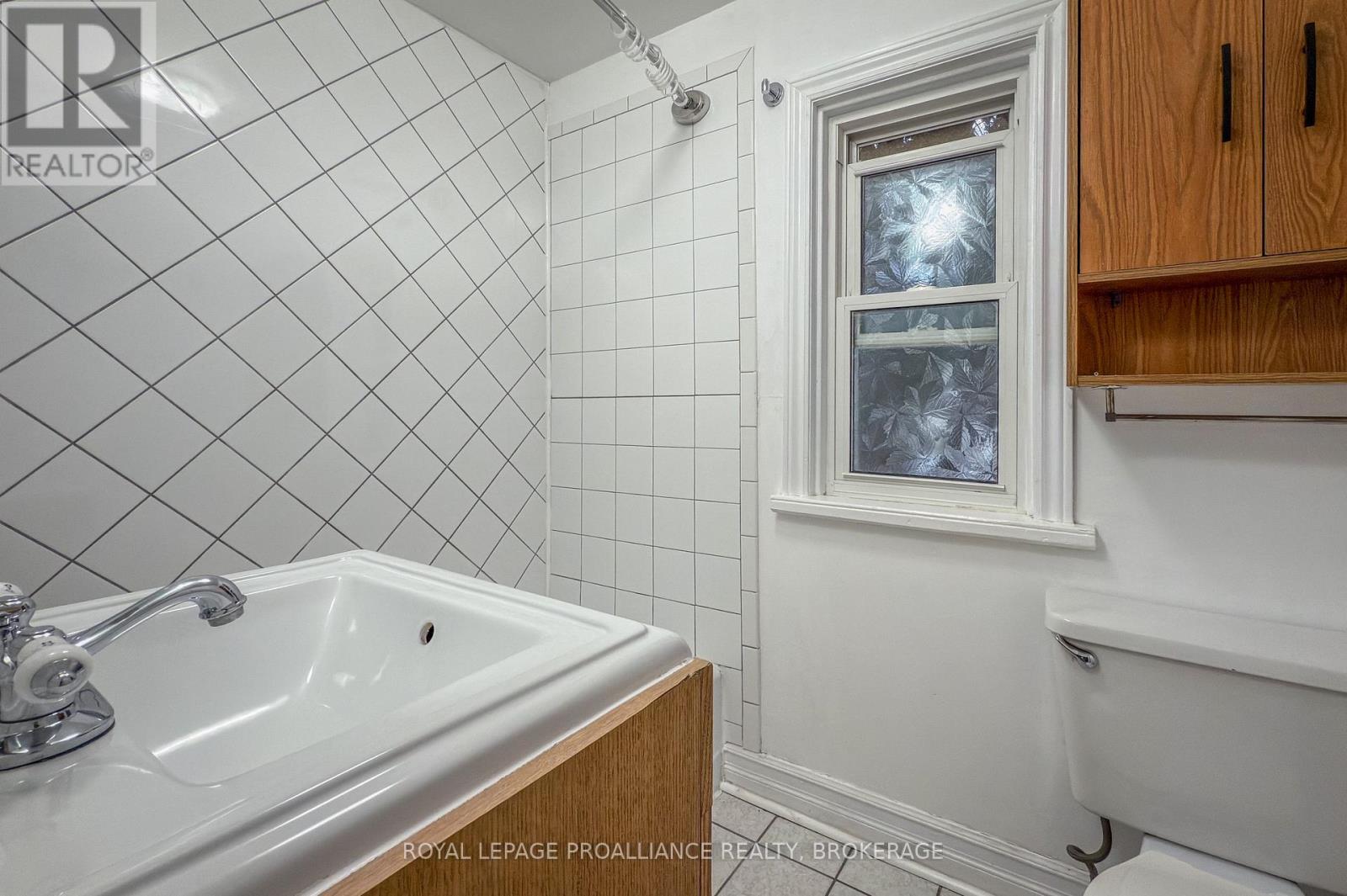 390 Division Street, Kingston (East Of Sir John A. Blvd), Ontario  K7K 4A7 - Photo 17 - X12158057
