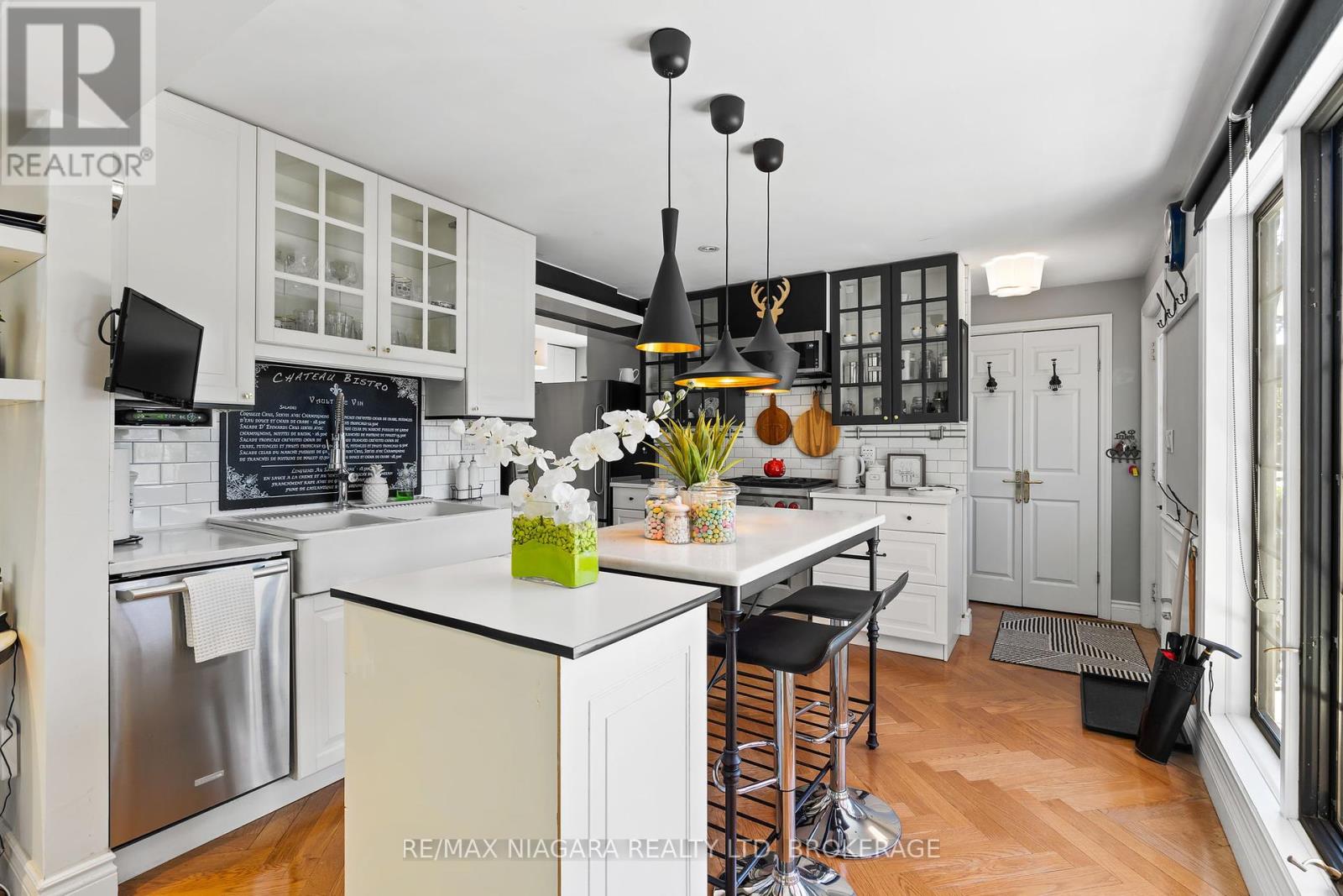 54 Glenridge Avenue, St. Catharines, Ontario  L2R 4X1 - Photo 12 - X12158117