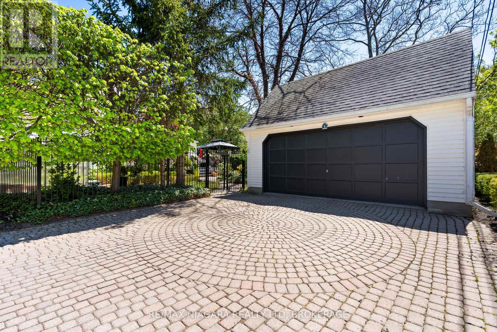 54 Glenridge Avenue, St. Catharines (Old Glenridge), Ontario  L2R 4X1 - Photo 5 - X12158117