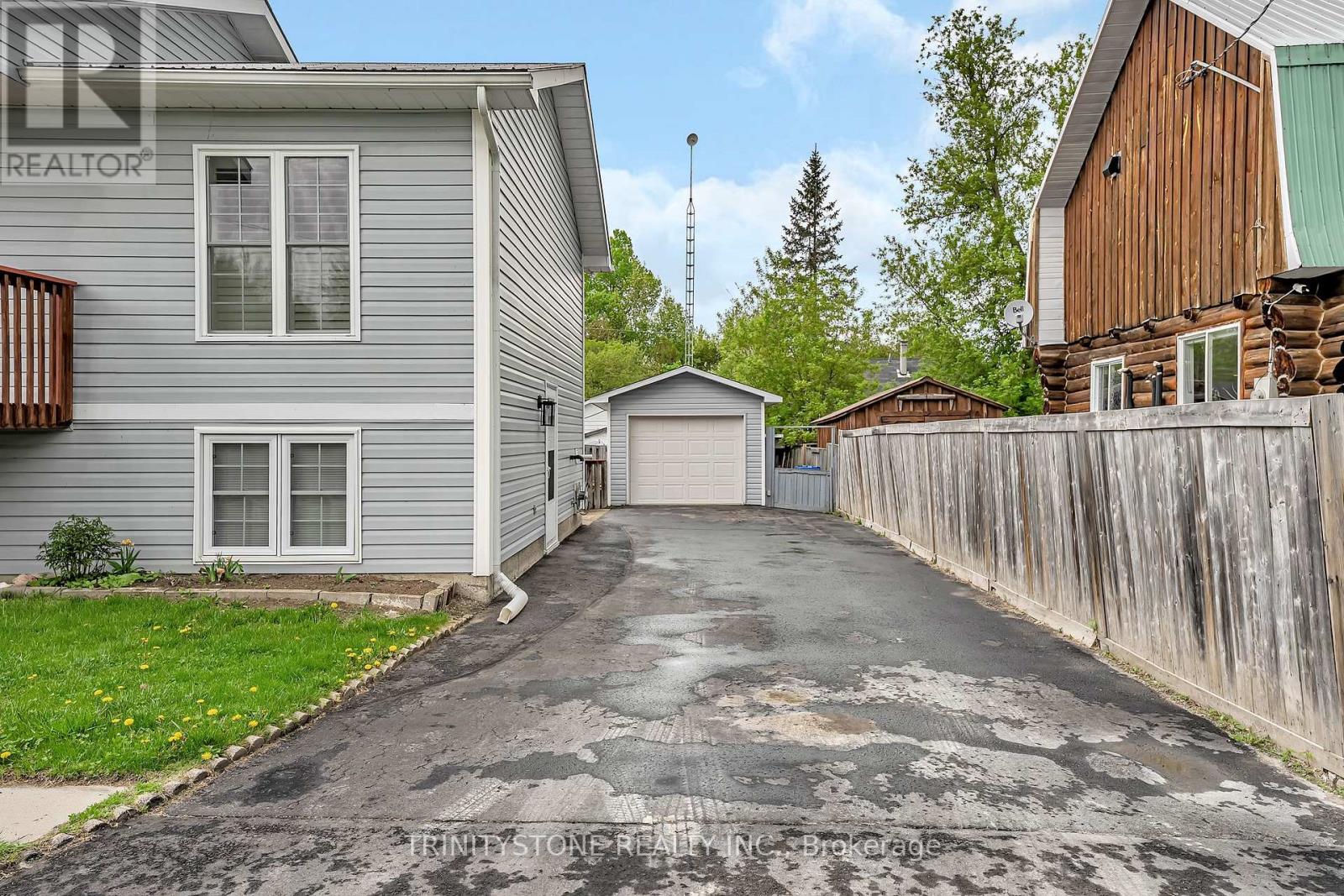 118 Bay Street, Drummond/north Elmsley, Ontario  K7C 4K9 - Photo 4 - X12154755