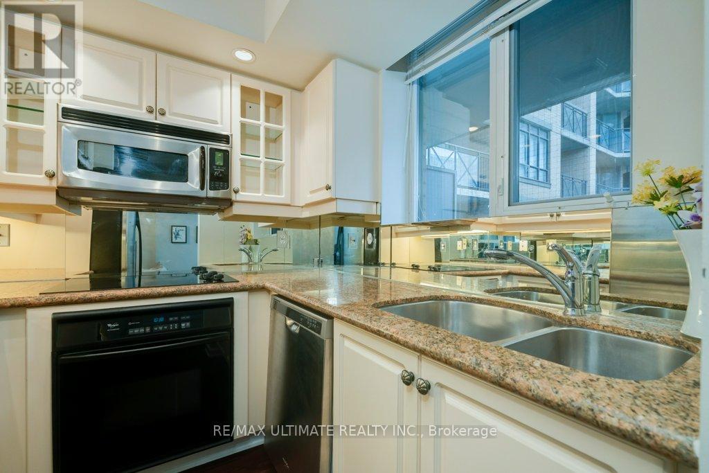 1004 - 140 Simcoe Street, Toronto (Waterfront Communities), Ontario  M5H 4E9 - Photo 6 - C12158095