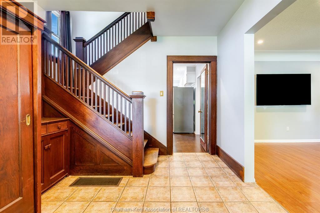 Property at 232 Chatham STREET South image 2