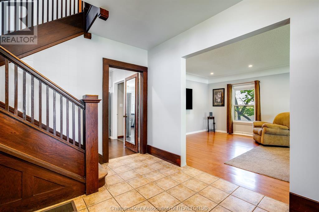 Property at 232 Chatham STREET South image 3