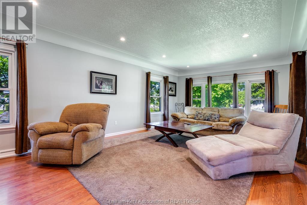 Property at 232 Chatham STREET South image 4