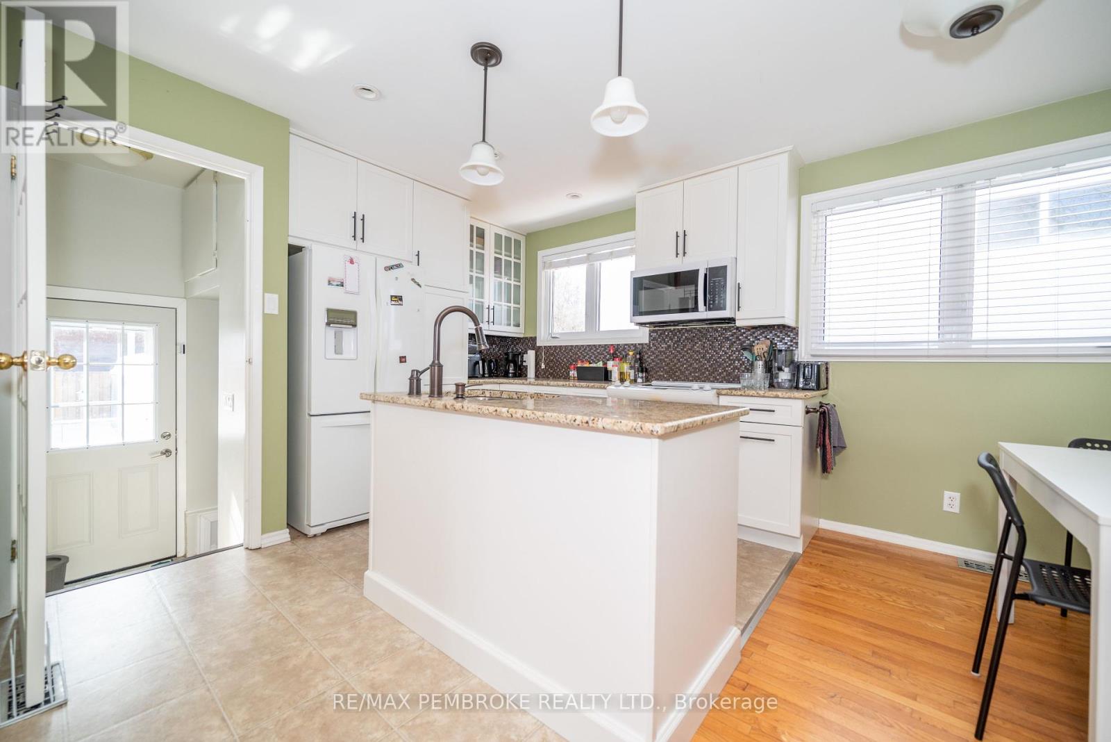 1 Pine Place, Petawawa, Ontario  K8H 2Y7 - Photo 11 - X12012729