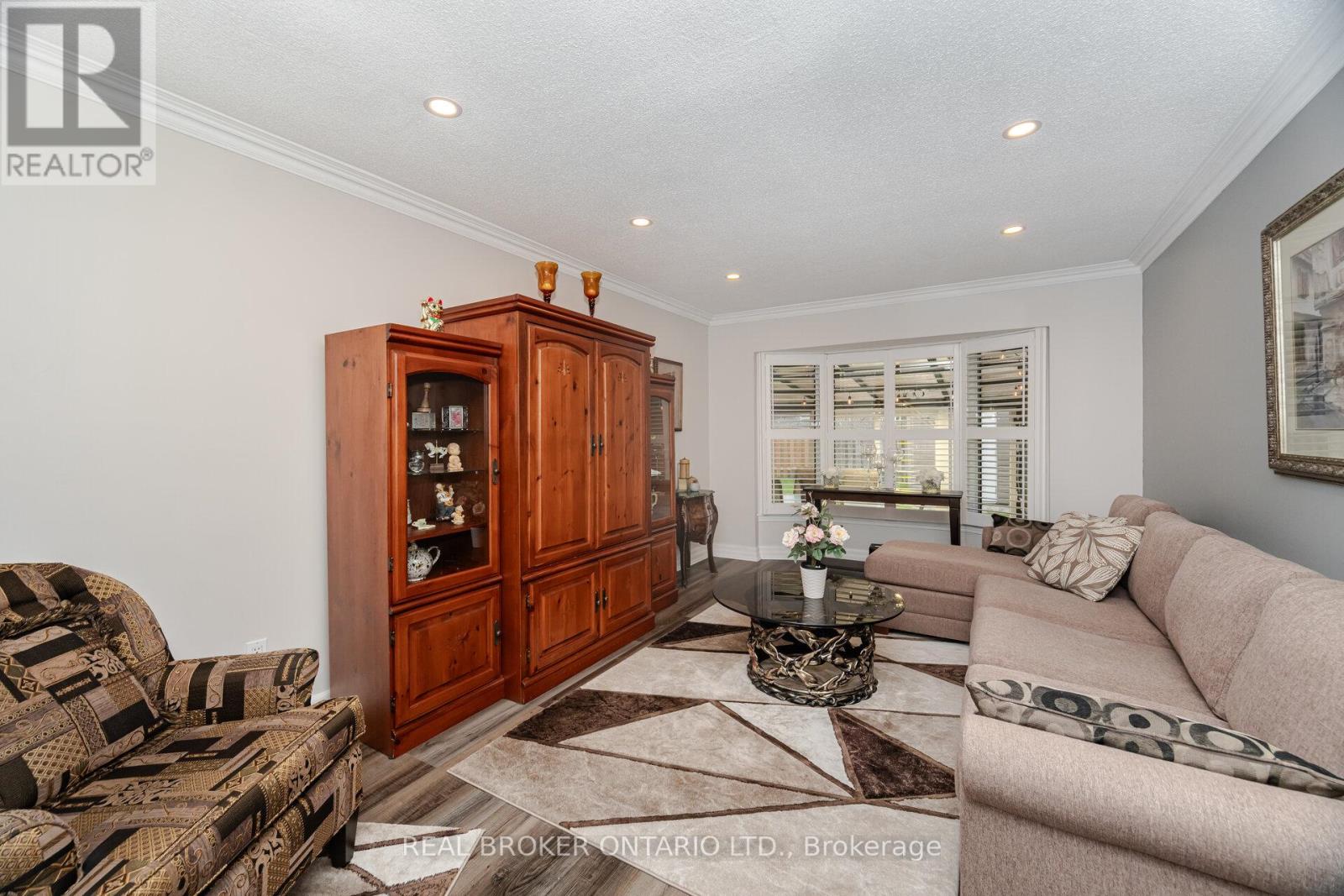 28 Lacewood Crescent, Brampton, Ontario  L6S 3K4 - Photo 6 - W12158110