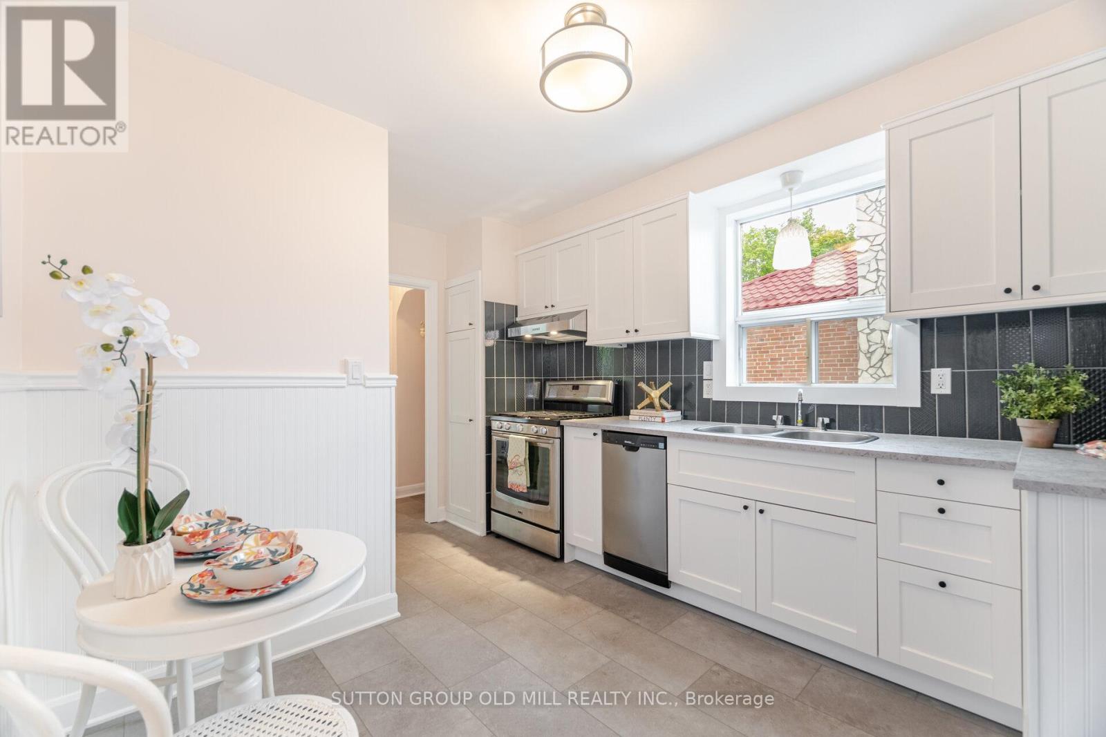 112 North Carson Street, Toronto, Ontario  M8W 4C8 - Photo 13 - W12158127