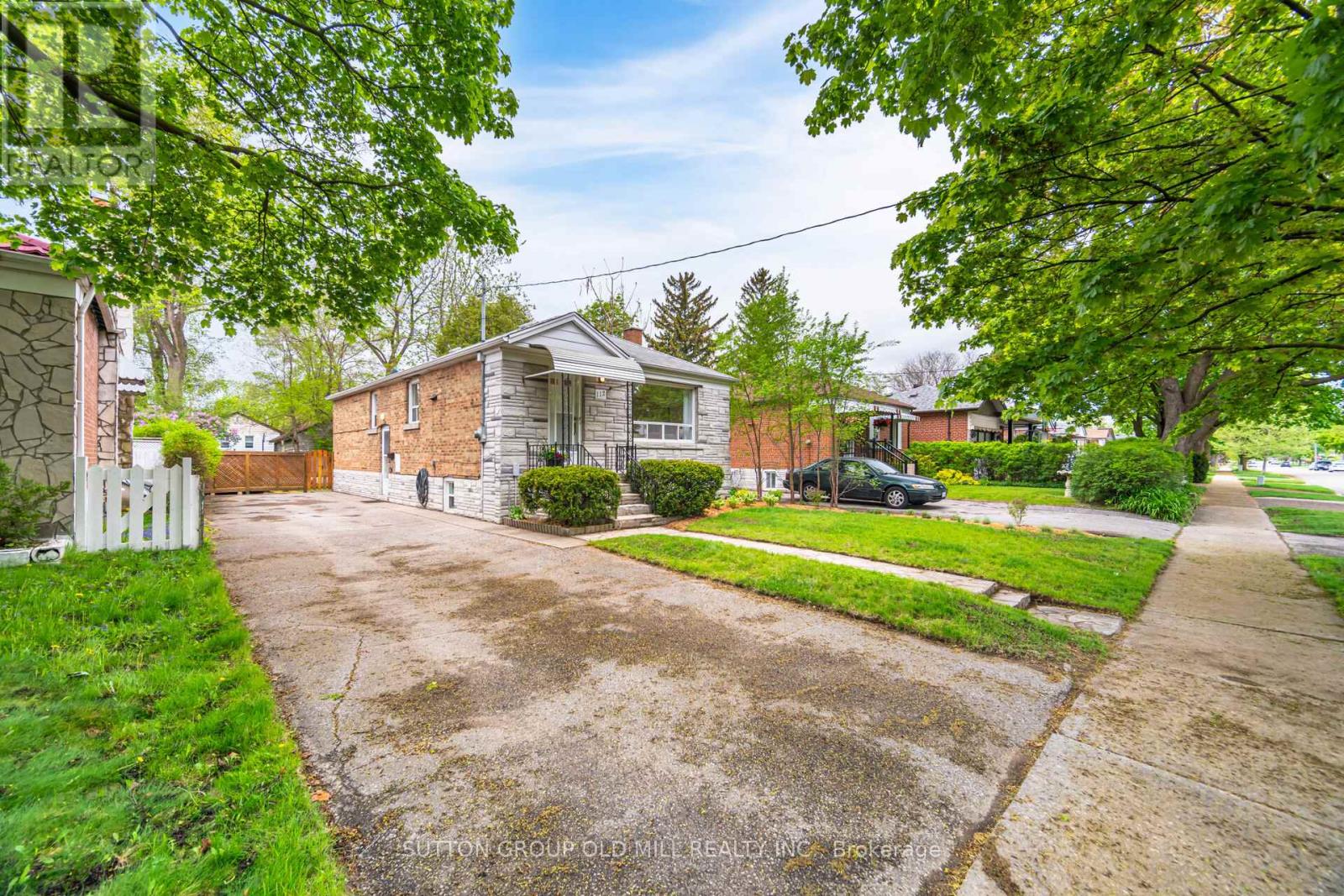 112 North Carson Street, Toronto (Alderwood), Ontario  M8W 4C8 - Photo 2 - W12158127